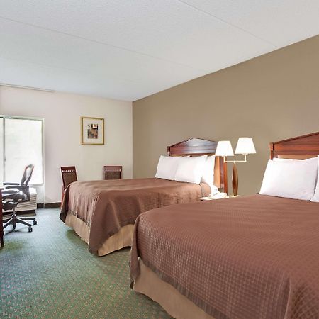 Days Inn By Wyndham Newport News City Center Oyster Point Exterior foto