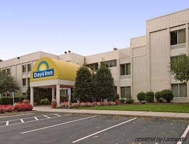 Days Inn By Wyndham Newport News City Center Oyster Point Exterior foto