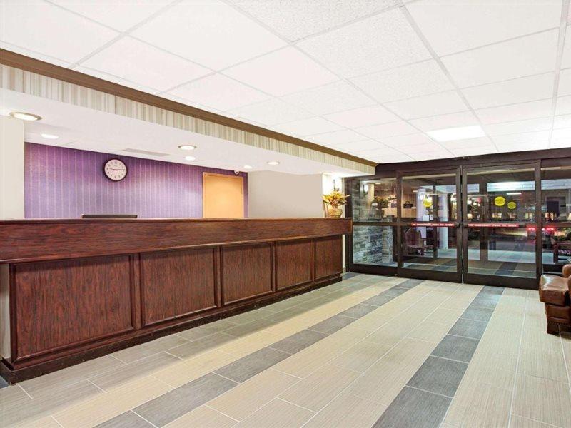 Days Inn By Wyndham Newport News City Center Oyster Point Exterior foto