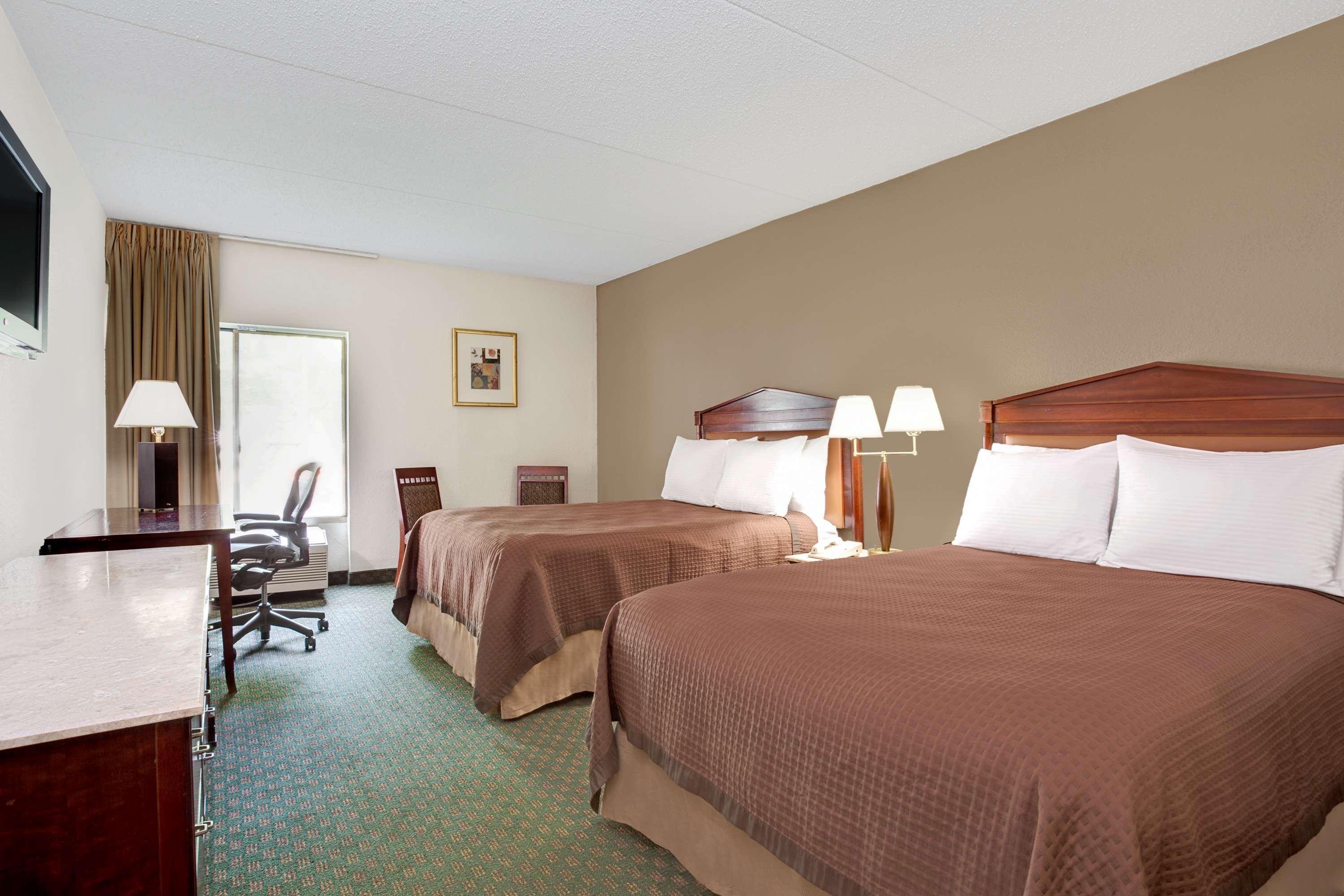 Days Inn By Wyndham Newport News City Center Oyster Point Exterior foto