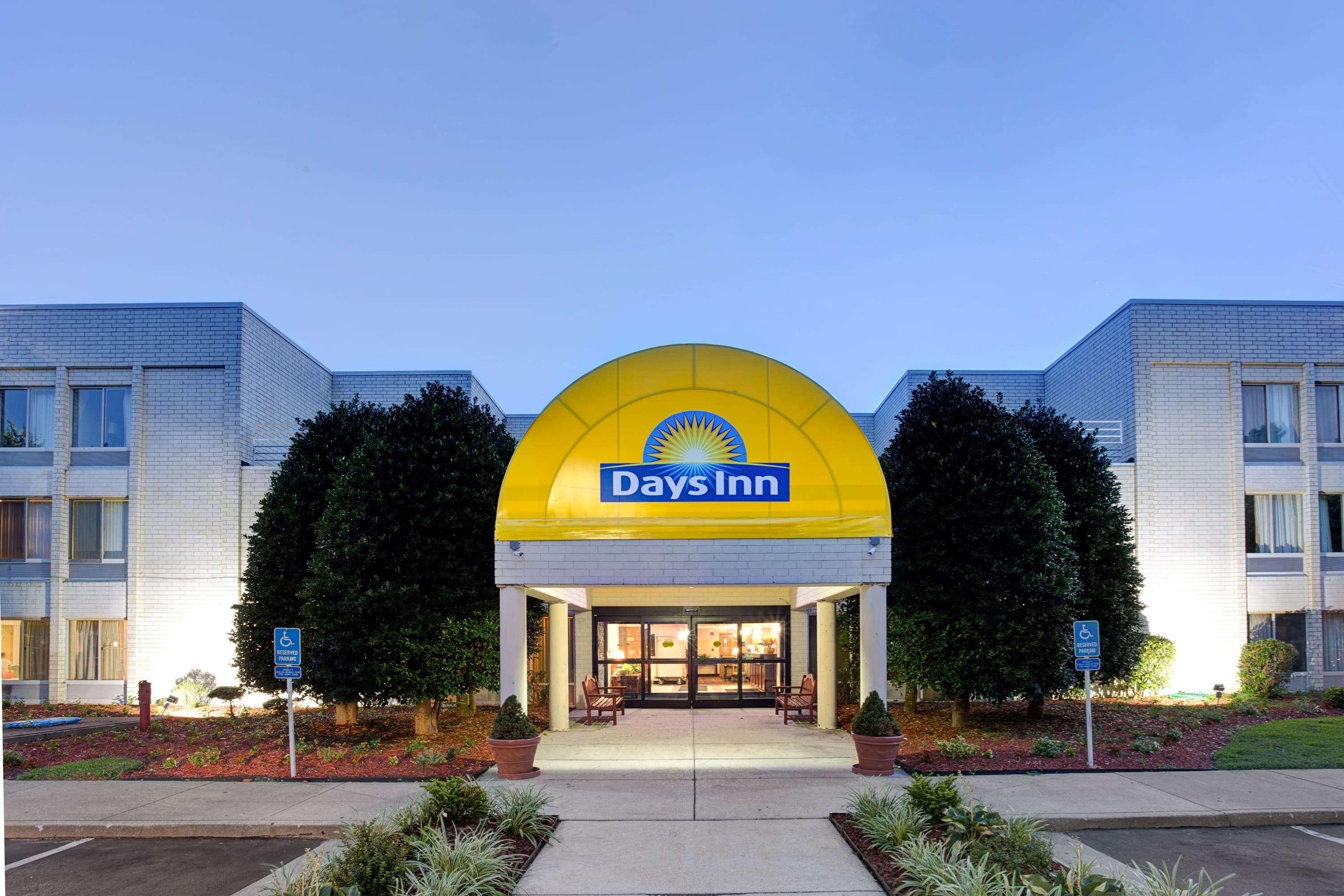 Days Inn By Wyndham Newport News City Center Oyster Point Exterior foto