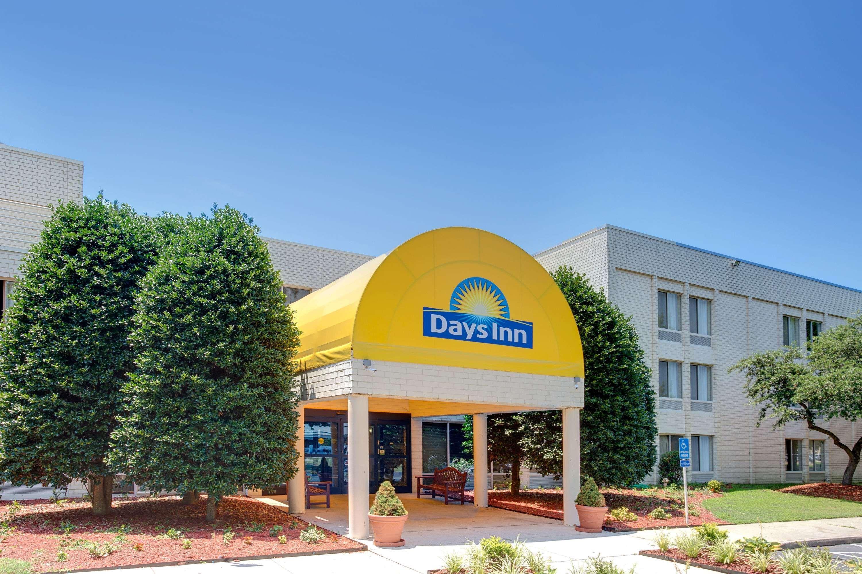 Days Inn By Wyndham Newport News City Center Oyster Point Exterior foto
