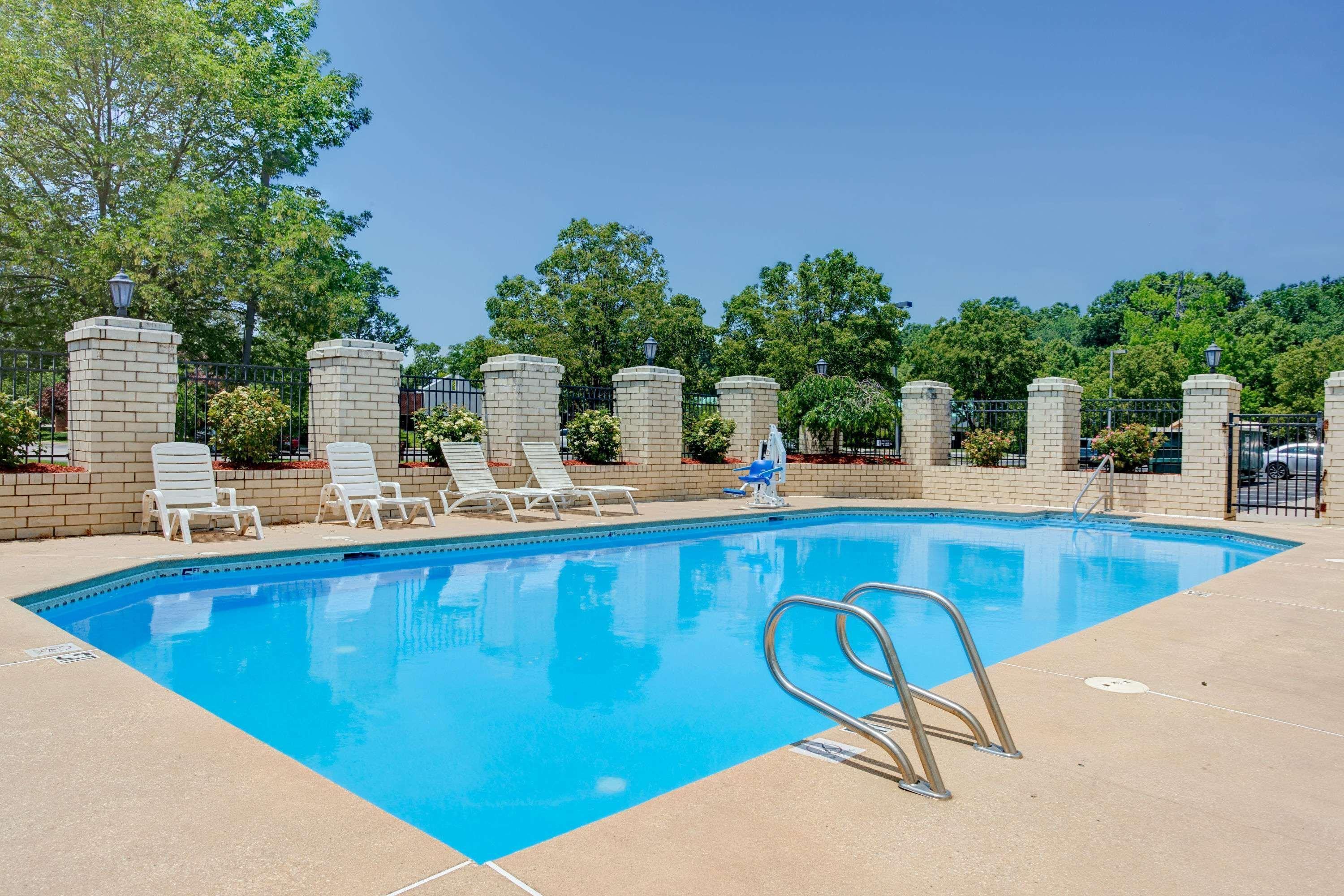 Days Inn By Wyndham Newport News City Center Oyster Point Exterior foto